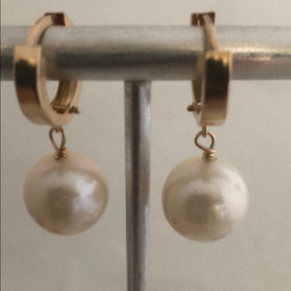 11mm REAL White Round Pearl Huggie Earrings - Picture 2 of 5